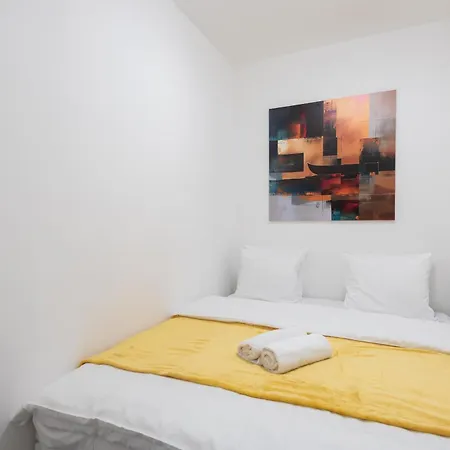 Apartmán 2-3br With Balcony I Metro I Karlin Praha