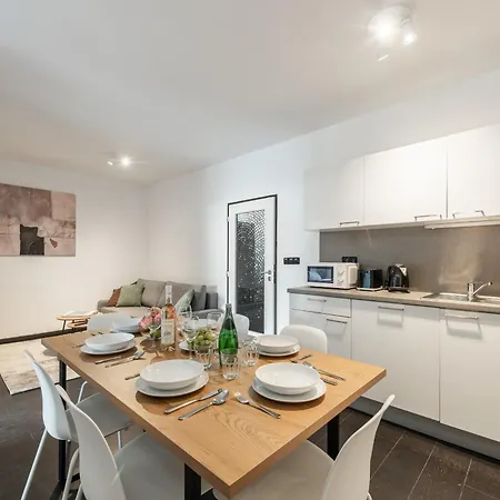2-3br With Balcony I Metro I Karlin Praha