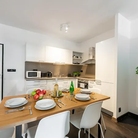 Apartmán 2-3br With Balcony I Metro I Karlin