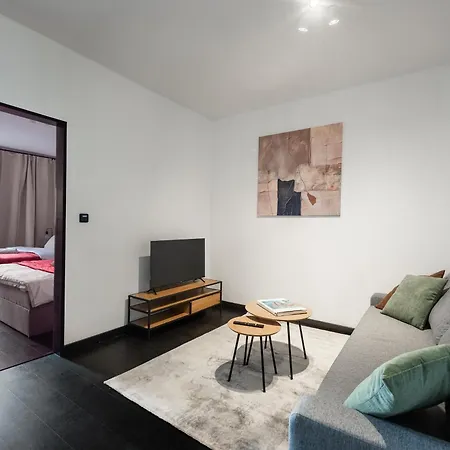 2-3br With Balcony I Metro I Karlin Διαμέρισμα
