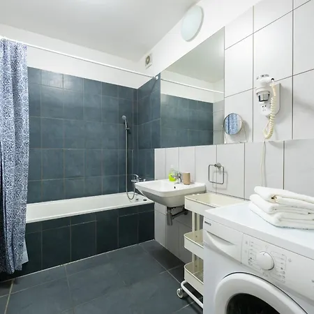 Apartmán 2-3br With Balcony I Metro I Karlin