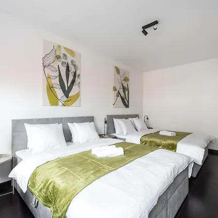 Apartmán 2-3br With Balcony I Metro I Karlin
