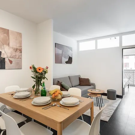 Διαμέρισμα 2-3br With Balcony I Metro I Karlin
