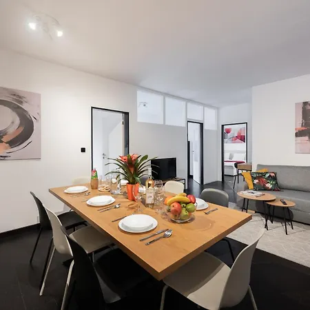 Apartment 3 Bedrooms Near Center Of