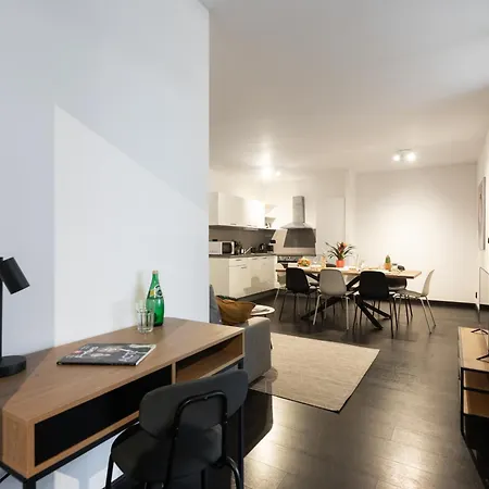 Apartmán 2-3br With Balcony I Metro I Karlin Praha