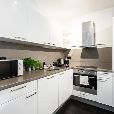 2-3br With Balcony I Metro I Karlin Apartmán