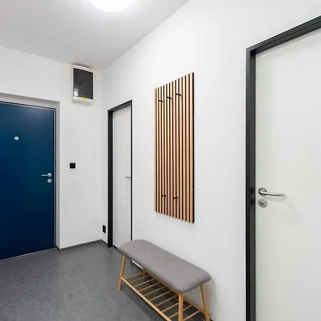 2-3br With Balcony I Metro I Karlin Apartmán Praha