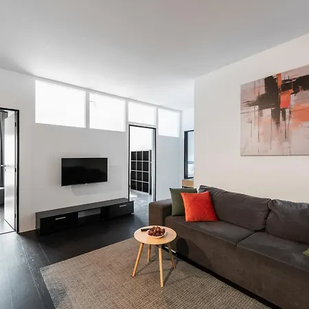 2-3br With Balcony I Metro I Karlin Διαμέρισμα