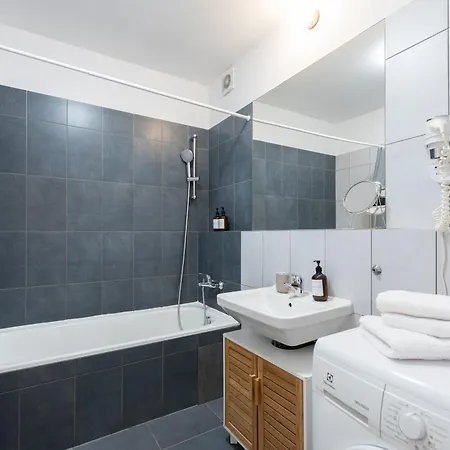 2-3br With Balcony I Metro I Karlin Apartmán