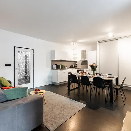 Apartmán 2-3br With Balcony I Metro I Karlin Praha