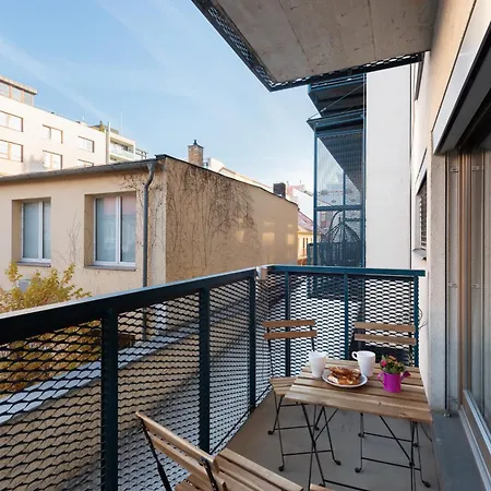 2-3br With Balcony I Metro I Karlin Praha