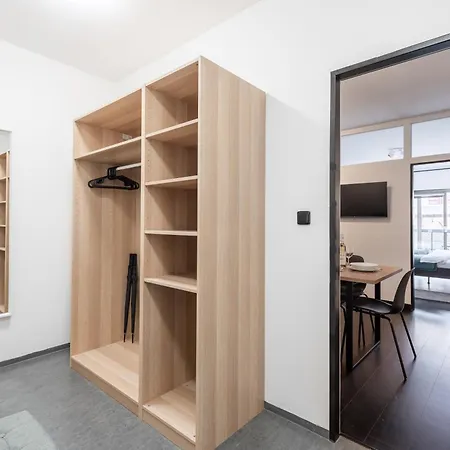 Apartmán 2-3br With Balcony I Metro I Karlin