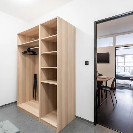 아파트 3 Bedrooms Near Center Of