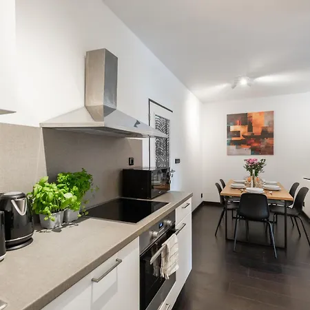 2-3br With Balcony I Metro I Karlin * Πράγα