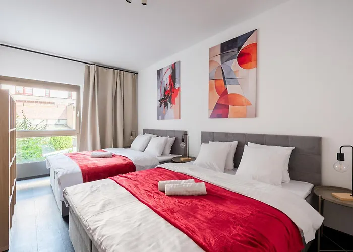 3 Bedrooms Near Center Of 아파트 *