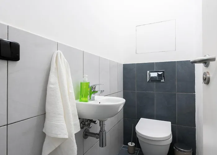 아파트 3 Bedrooms Near Center Of *