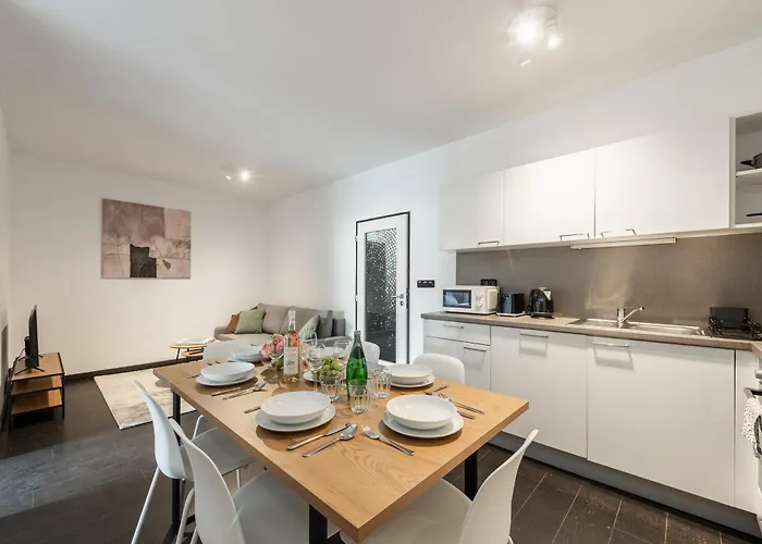 3 Bedrooms Near Center Of 프라하