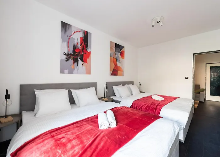 아파트 3 Bedrooms Near Center Of *