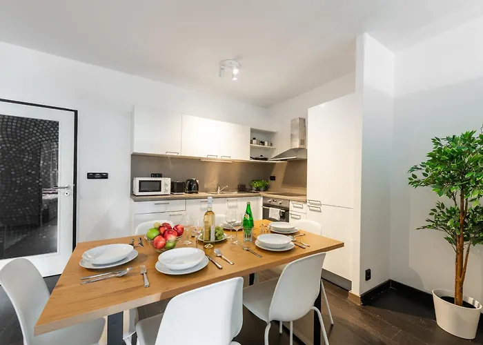 아파트 3 Bedrooms Near Center Of
