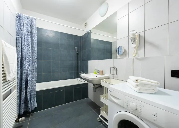 아파트 3 Bedrooms Near Center Of
