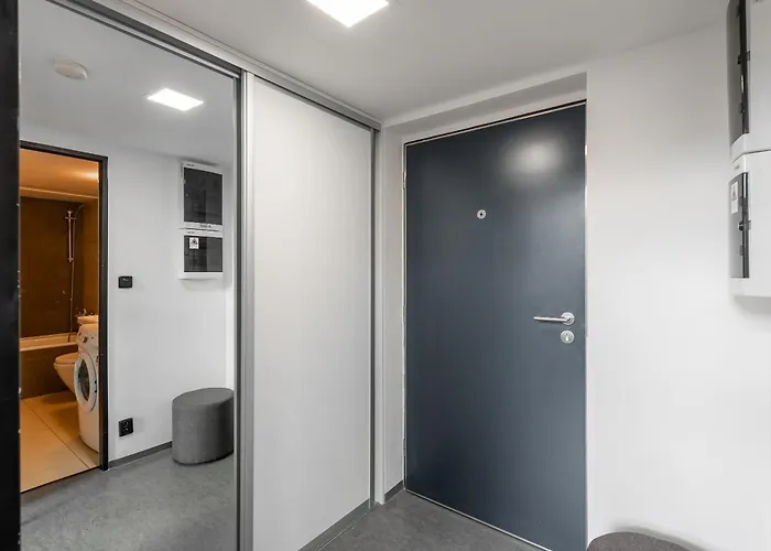 아파트 3 Bedrooms Near Center Of