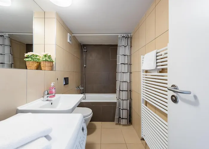 아파트 3 Bedrooms Near Center Of *