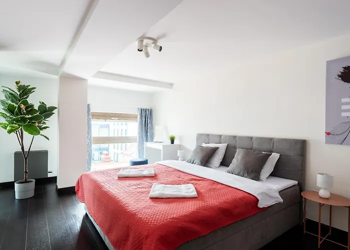 3 Bedrooms Near Center Of 아파트 *