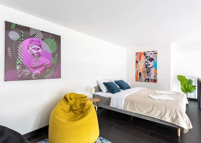 아파트 3 Bedrooms Near Center Of