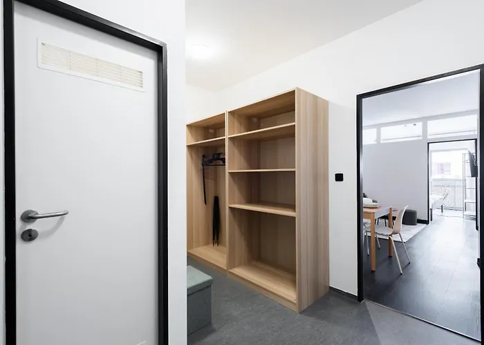 아파트 3 Bedrooms Near Center Of *