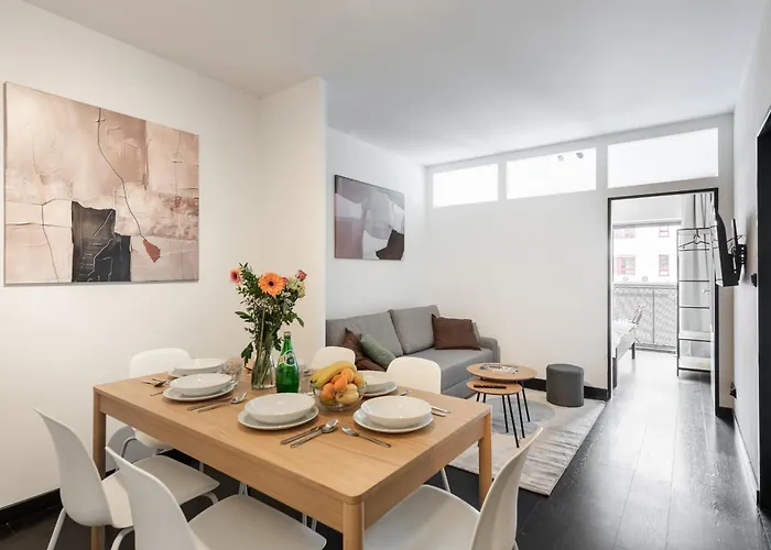 아파트 3 Bedrooms Near Center Of