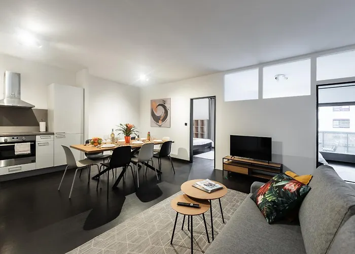 3 Bedrooms Near Center Of 아파트 *