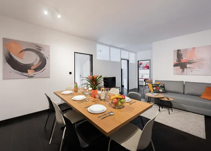 아파트 3 Bedrooms Near Center Of