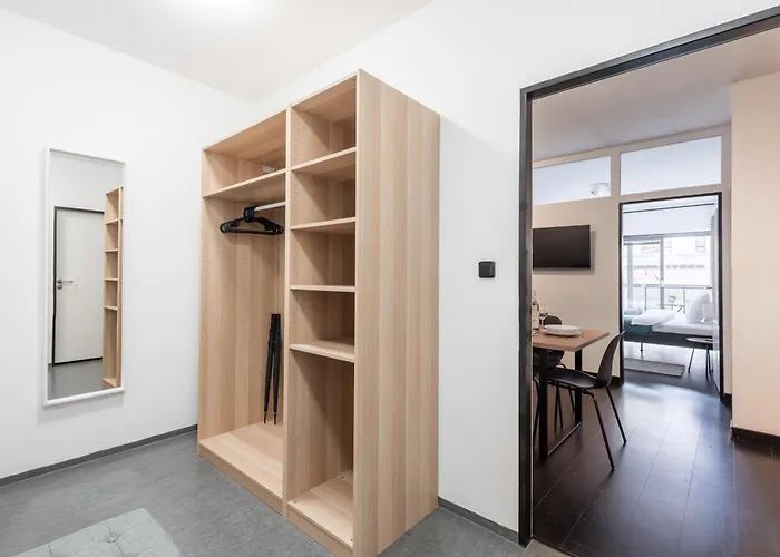 아파트 3 Bedrooms Near Center Of