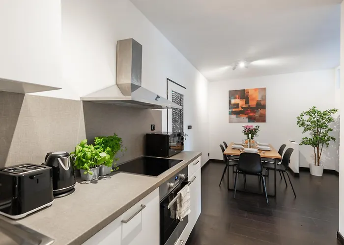 3 Bedrooms Near Center Of * 프라하