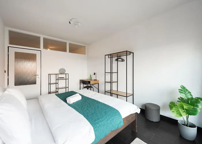 3 Bedrooms Near Center Of 아파트 *