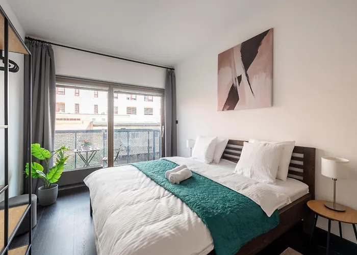 3 Bedrooms Near Center Of 아파트 *