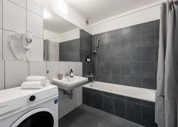 아파트 3 Bedrooms Near Center Of *